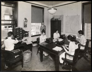 Hommes et femmes travaillant dans le département de sténographie de R. Martens und Co. Inc., New York, 1916 ou 1917